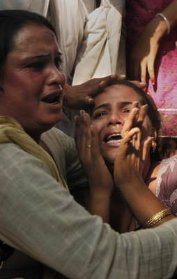 Hindistan'da tapınakta izdiham çıktı: 11 ölü