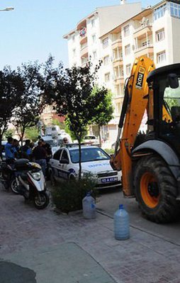 Polise atmak istedikleri bomba ellerinde patladı