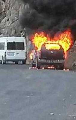 PKK'lılar 5 aracı kundakladı