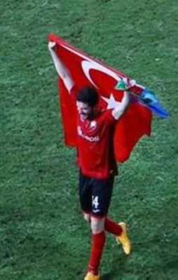 Türk bayrağı açan futbolcu tutuklandı