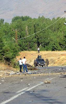 Tunceli'de polise bomba yüklü araçla saldırı