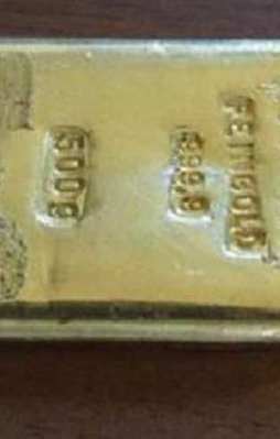 Gölde yüzerken altın buldu