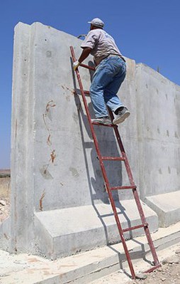 Sınıra 3 metrelik duvar örülüyor