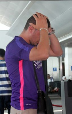 Camı kırıp uçağın peşinde koştu