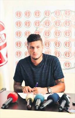 Sambacı Diego Antalya'ya imzasını attı