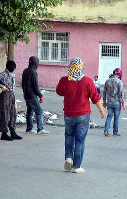 Polis yakalıyor mahkeme bırakıyor!