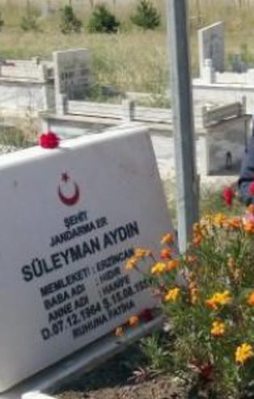 İlk şehit mezarı başında anıldı