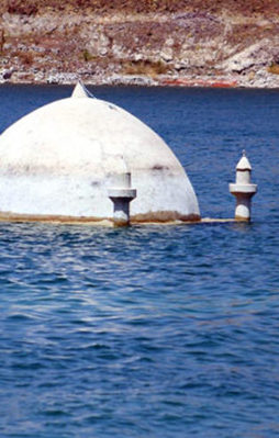 Sular çekilince köy ortaya çıktı