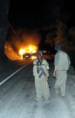 Yol kesip araçları ateşe verdiler