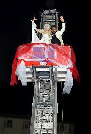 Gelinle damat düğün alanına vinçle indi-2