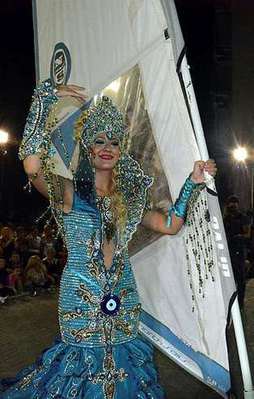 Gelinle damat düğün alanına vinçle indi