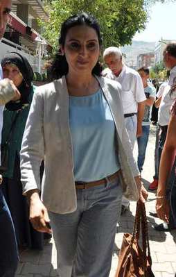 Öldürülen teröristlerin ailelerini ziyaret etti