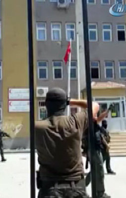 Türk bayrağını tekbirlerle göndere çektiler