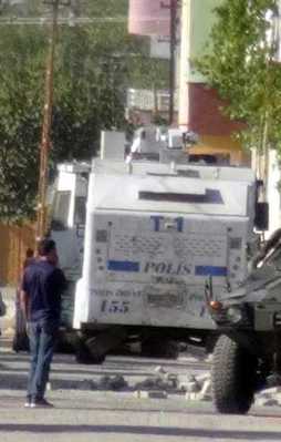 Hendekleri kapatan polislere hain saldırı