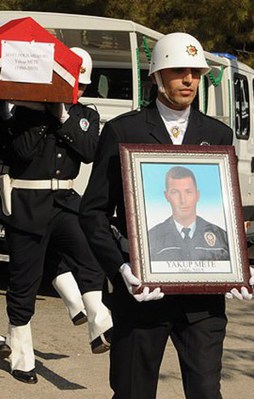 Şehit polis toprağa verildi