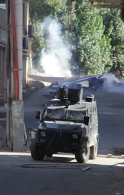 Hendekleri kapatan polislere alçak saldırı