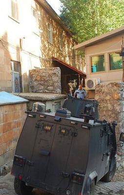 Kadın kıyafetli teröristlerden karakola saldırı