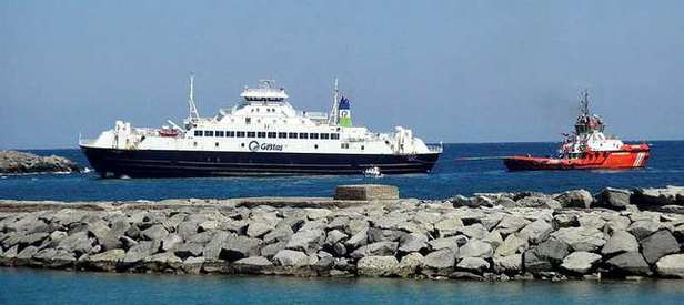 Feribot denizin ortasında mahsur kaldı