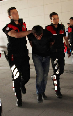 Silahlı iki PKK'lı metrobüste yakalandı