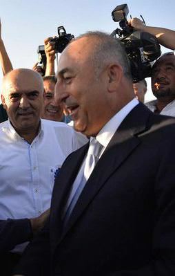 Bakan Çavuşoğlu ve Baykal arasında esprili diyalog