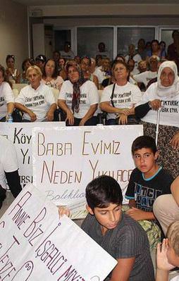 İzmirliler CHP il binasını işgal etti