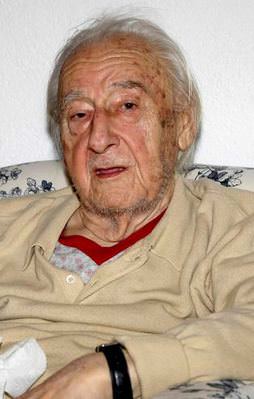Oktay Akbal hayatını kaybetti