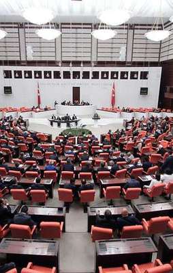 3 isim AK Parti'den istifa etti