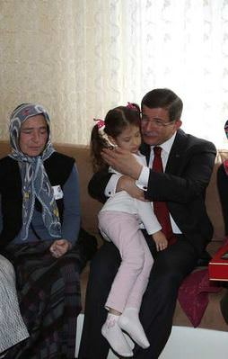 Başbakan Davutoğlu şehit ailesini ziyaret etti