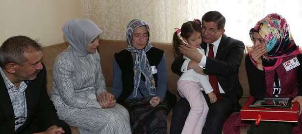 Başbakan Davutoğlu şehit ailesini ziyaret etti