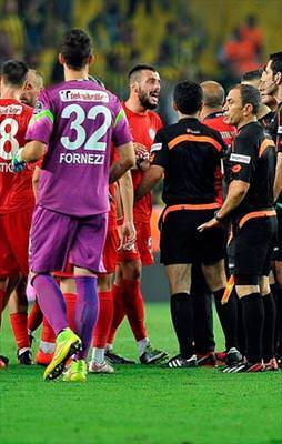 Sosyal medyada hakeme penaltı tepkisi!