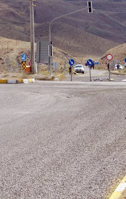 Ağrı'da teröristler yol kesip araç yaktı