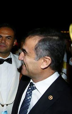 Özkes'ten 'Atatürk'lü saray yanıtı