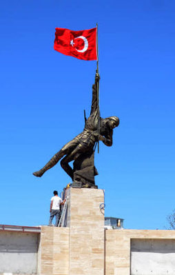 Şehitleri anısına 12 metrelik anıt