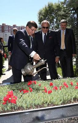 Davutoğlu Türkeş'in mezarını ziyaret etti