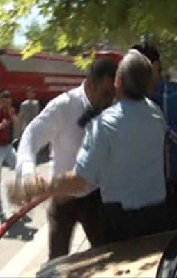 Polise önce kafa attı sonra yumruk