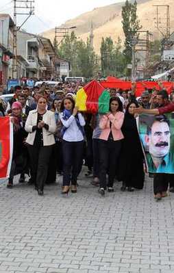 HDP'li vekilden terörist tabutuna omuz