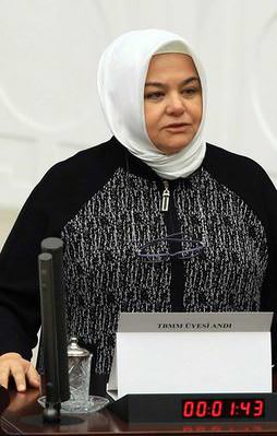 İlk başörtülü bakan yemin etti!