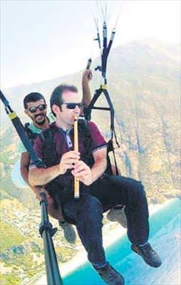 Gökyüzünde kaval çaldı