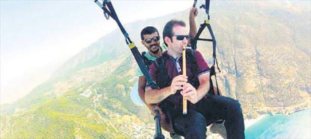 Gökyüzünde kaval çaldı