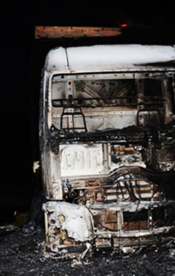 Kars'ta yol kesen PKK araç yaktı