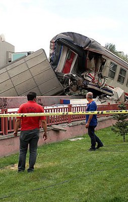Elazığ'da iki tren çarpıştı