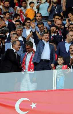 Davutoğlu maçı şehit çocuğuyla izledi