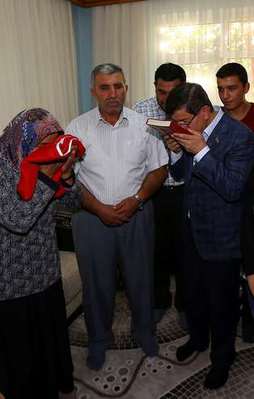 Davutoğlu şehit ailelerini ziyaret etti