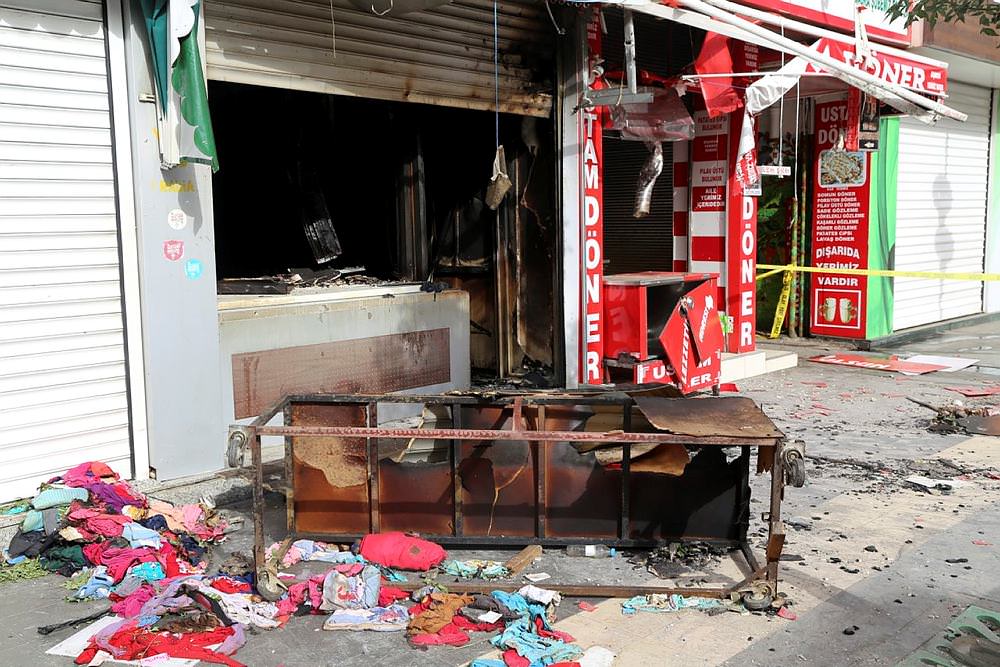 PKK'lı teröristler ilçeyi harabeye çevirdi-1