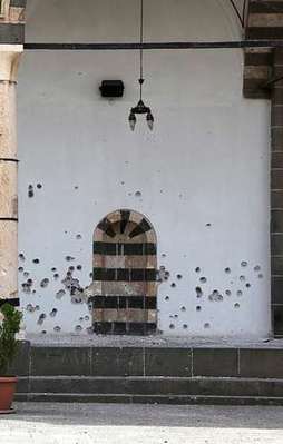 PKK'lı teröristler ilçeyi harabeye çevirdi