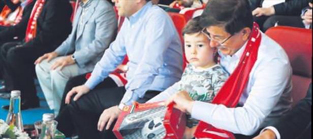 Başbakan Davutoğlu şehit oğluyla izledi