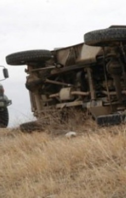 Ardahan'da askeri araç devrildi: 11 yaralı