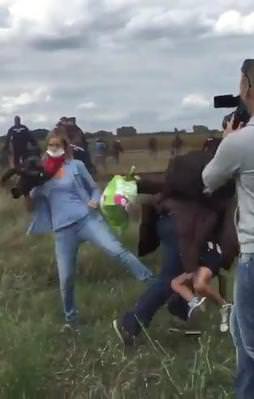 Macar kameraman mülteciye çelme attı