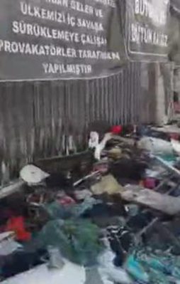 Yakılan işyerinde anlamlı pankart