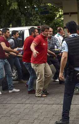 Çorbacıyı taradılar: 1 sivil öldü, 3 polis yaralı